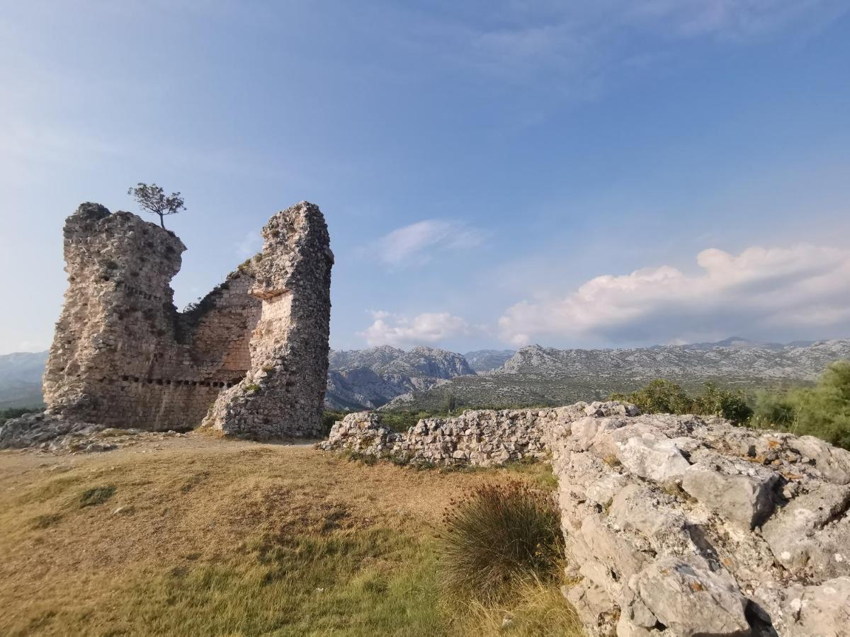 Old Town Paklenica Apartment สตารีกราด-ปาเคลนีซา ภายนอก รูปภาพ